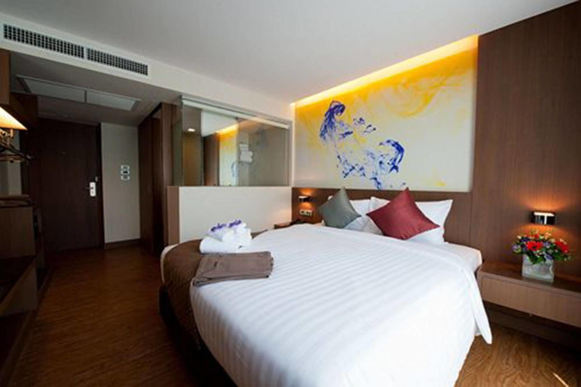 41 Suite Bangkok Bagian luar foto